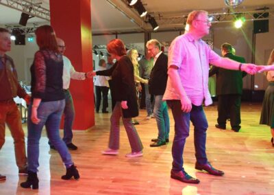 Bild mit tanzenden Menschen in der Tanzschule am Stiftplatz in Essen - Tanz in den Mai 2023