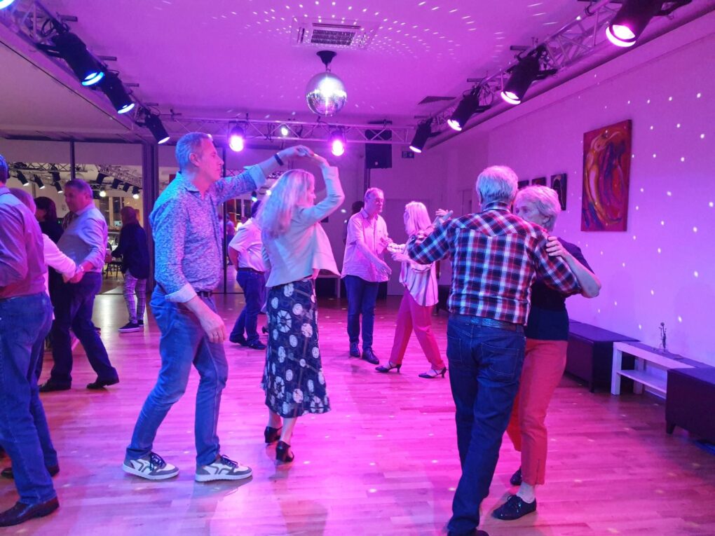 Bild mit tanzenden Menschen in der Tanzschule am Stiftplatz in Essen - Tanz in den Mai 2023