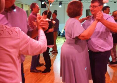 Bild mit tanzenden Menschen in der Tanzschule am Stiftplatz in Essen - Tanz in den Mai 2023