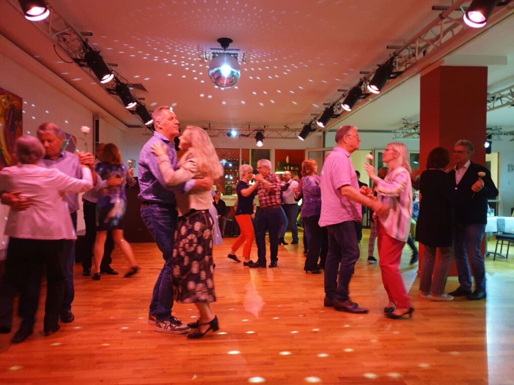 Bild mit tanzenden Menschen - Tanz in den Mai 2023