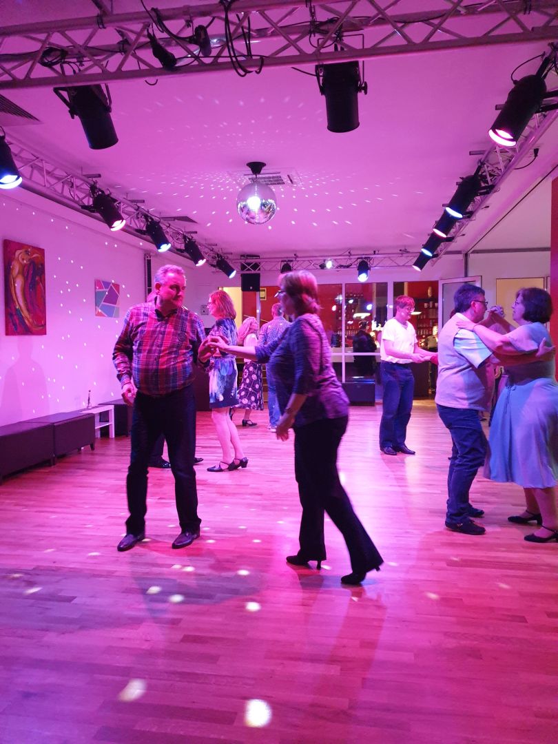 Bild mit tanzenden Menschen - Tanz in den Mai 2023