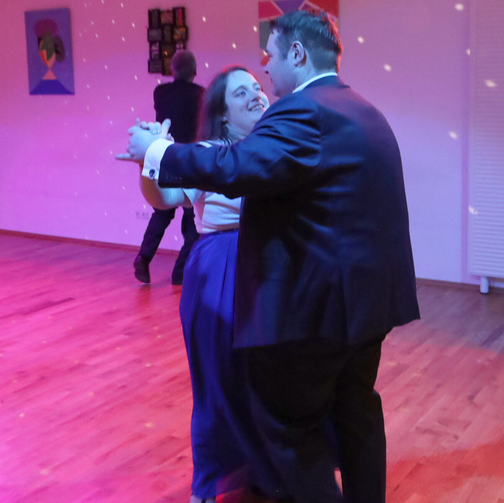 Ihr wollt an Eurem Hochzeitstag mit Eurem Hochzeitstanz glänzen? Die Tanzschule am Stiftplatz bietet dafür Privatstunden.